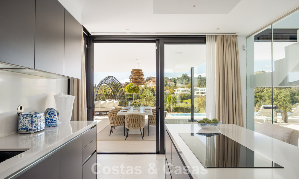 Villa de lujo avanzada en primera línea de golf en venta en el Valle del Golf de Nueva Andalucía, Marbella 796718