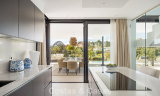 Villa de lujo avanzada en primera línea de golf en venta en el Valle del Golf de Nueva Andalucía, Marbella 796718 