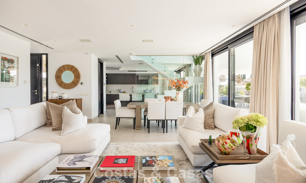 Villa de lujo avanzada en primera línea de golf en venta en el Valle del Golf de Nueva Andalucía, Marbella 796720