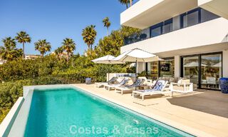 Villa de lujo avanzada en primera línea de golf en venta en el Valle del Golf de Nueva Andalucía, Marbella 796723 