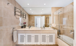 Ático dúplex de lujo en venta en un complejo cerrado en el valle del golf de Nueva Andalucía, Marbella 796732 