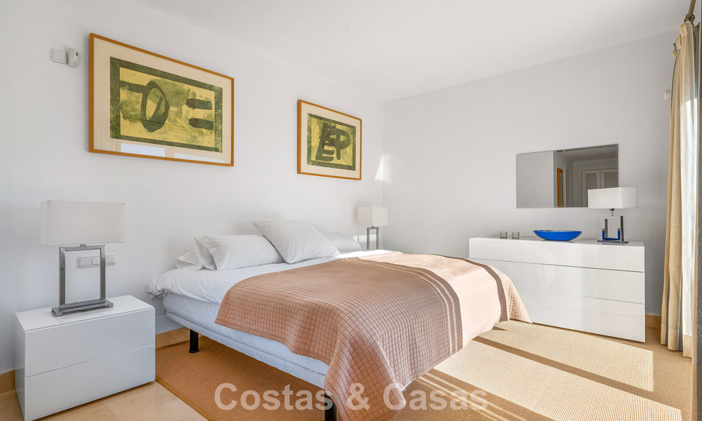 Ático dúplex de lujo en venta en un complejo cerrado en el valle del golf de Nueva Andalucía, Marbella 796734