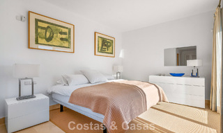 Ático dúplex de lujo en venta en un complejo cerrado en el valle del golf de Nueva Andalucía, Marbella 796734 