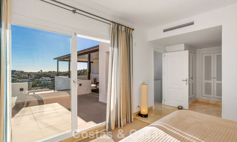 Ático dúplex de lujo en venta en un complejo cerrado en el valle del golf de Nueva Andalucía, Marbella 796735
