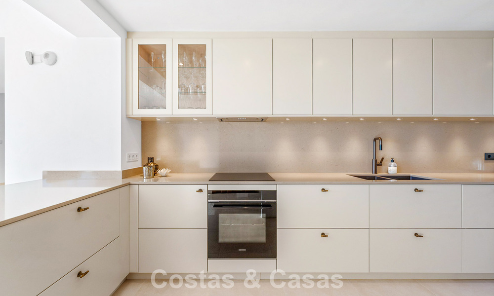 Ático dúplex de lujo en venta en un complejo cerrado en el valle del golf de Nueva Andalucía, Marbella 796736