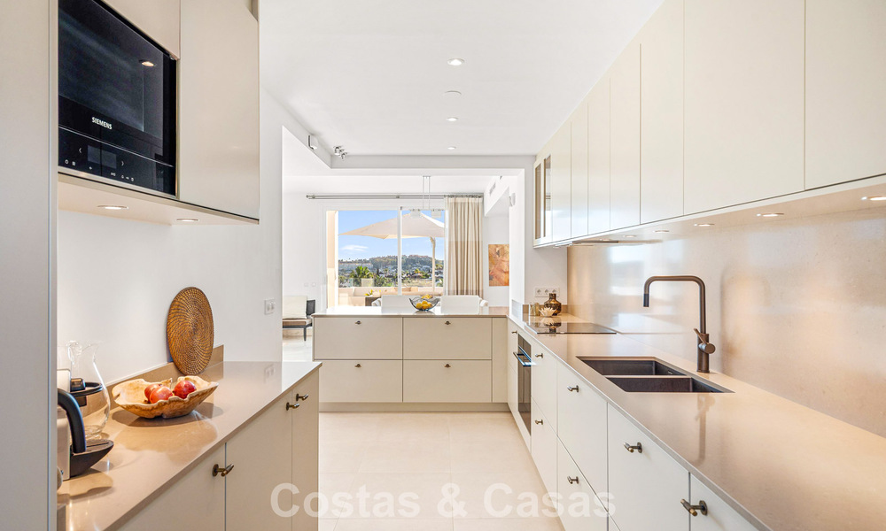 Ático dúplex de lujo en venta en un complejo cerrado en el valle del golf de Nueva Andalucía, Marbella 796737