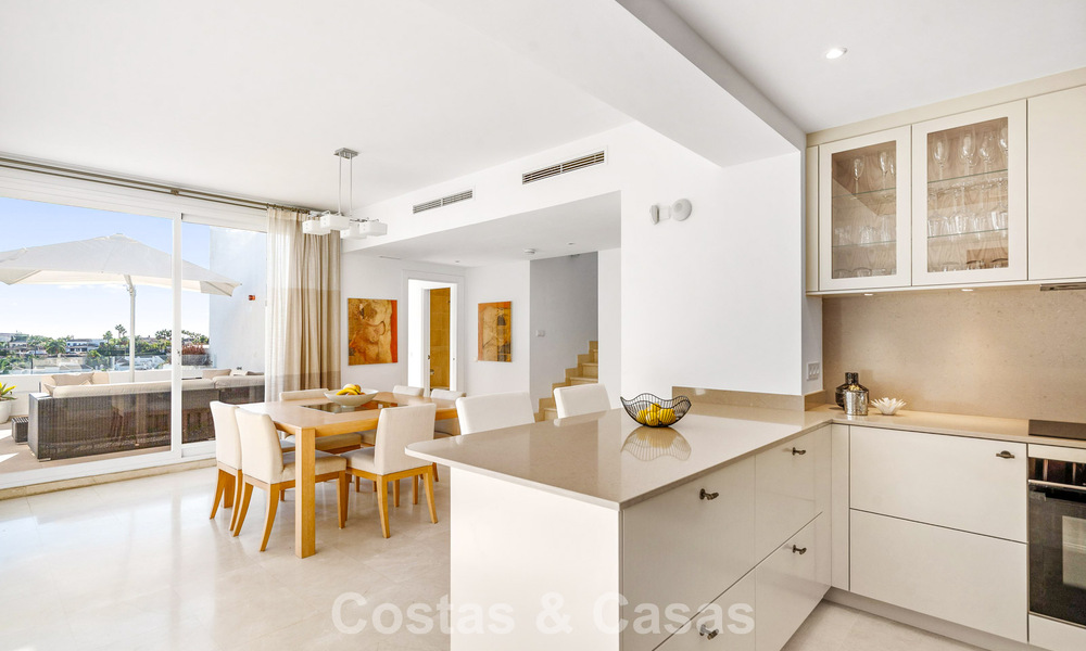 Ático dúplex de lujo en venta en un complejo cerrado en el valle del golf de Nueva Andalucía, Marbella 796739