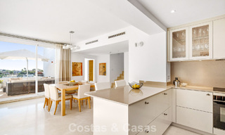 Ático dúplex de lujo en venta en un complejo cerrado en el valle del golf de Nueva Andalucía, Marbella 796739 
