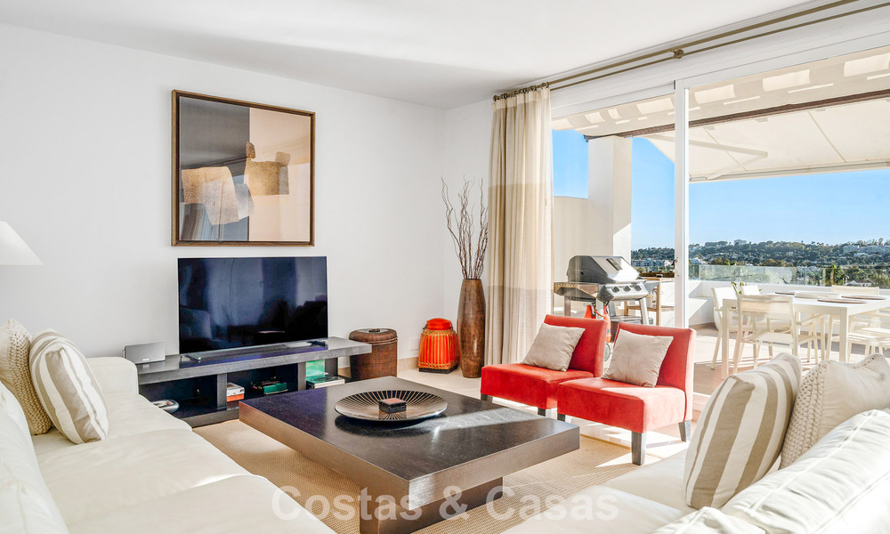 Ático dúplex de lujo en venta en un complejo cerrado en el valle del golf de Nueva Andalucía, Marbella 796740