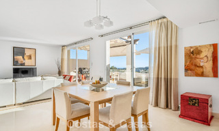 Ático dúplex de lujo en venta en un complejo cerrado en el valle del golf de Nueva Andalucía, Marbella 796742 