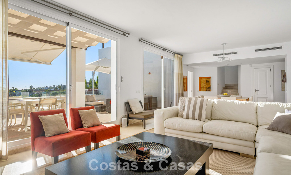 Ático dúplex de lujo en venta en un complejo cerrado en el valle del golf de Nueva Andalucía, Marbella 796743