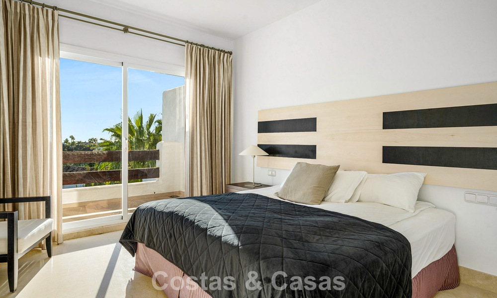 Ático dúplex de lujo en venta en un complejo cerrado en el valle del golf de Nueva Andalucía, Marbella 796745