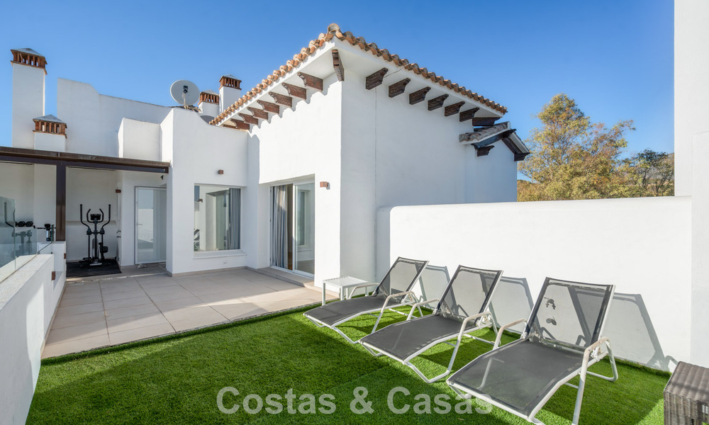 Ático dúplex de lujo en venta en un complejo cerrado en el valle del golf de Nueva Andalucía, Marbella 796747