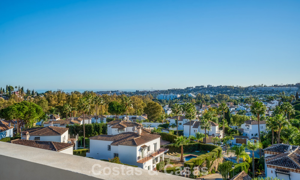 Ático dúplex de lujo en venta en un complejo cerrado en el valle del golf de Nueva Andalucía, Marbella 796748