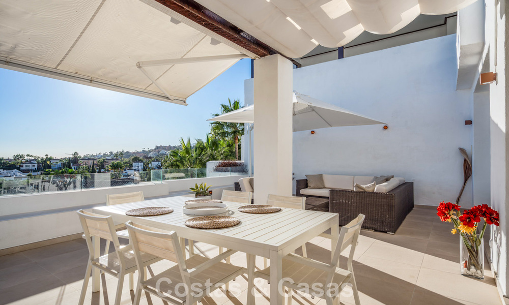 Ático dúplex de lujo en venta en un complejo cerrado en el valle del golf de Nueva Andalucía, Marbella 796750