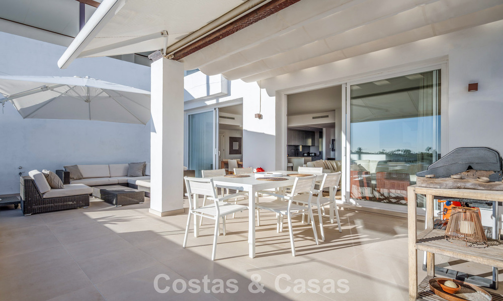 Ático dúplex de lujo en venta en un complejo cerrado en el valle del golf de Nueva Andalucía, Marbella 796751