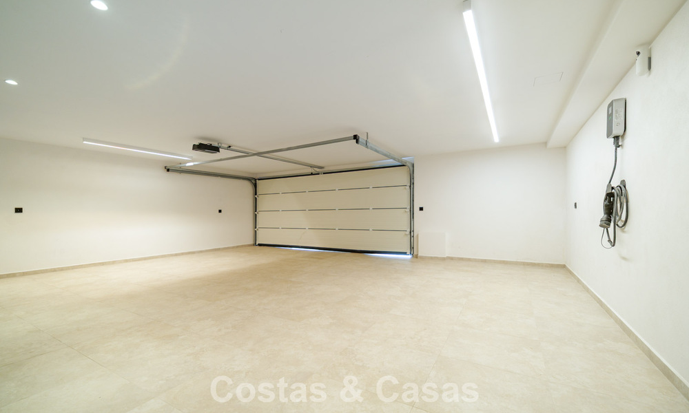 Villa de lujo exclusiva y moderna en venta a pocos pasos de la playa en el Este de Marbella 796875