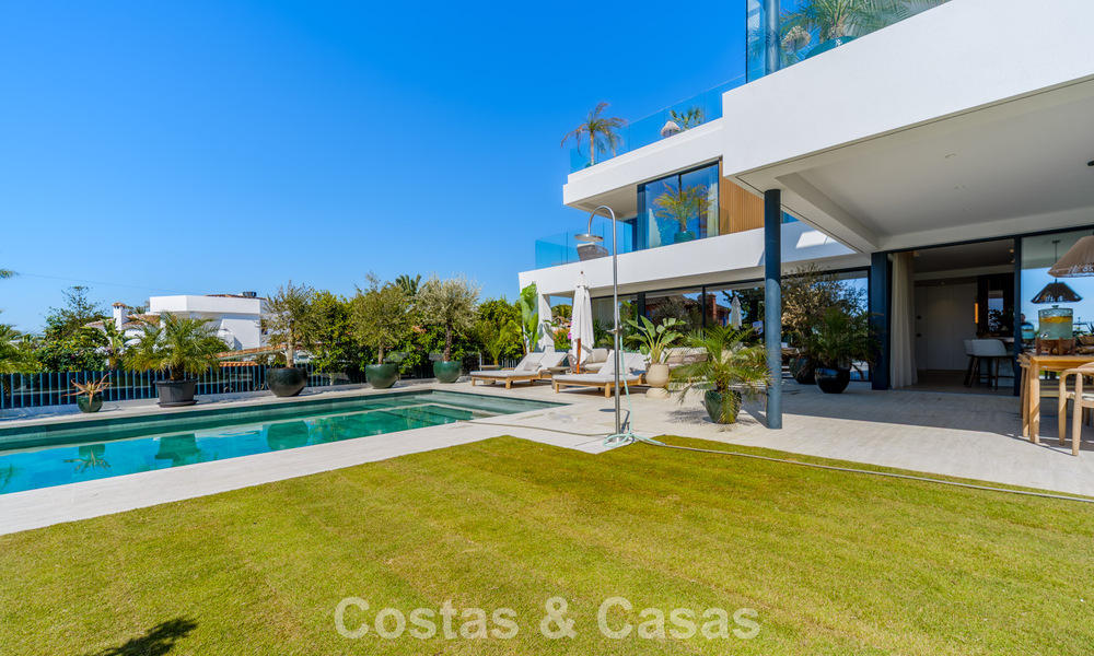Villa de lujo exclusiva y moderna en venta a pocos pasos de la playa en el Este de Marbella 796878