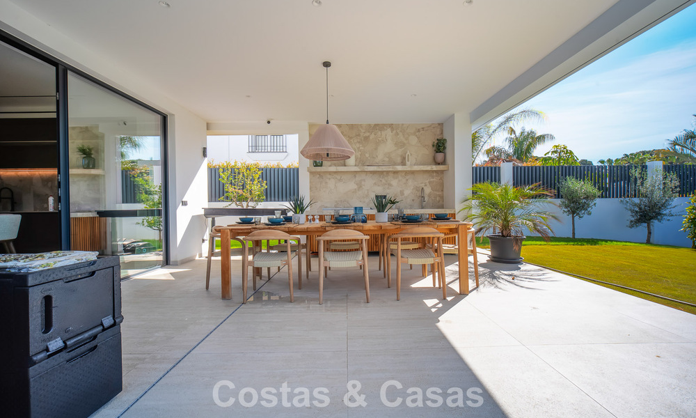 Villa de lujo exclusiva y moderna en venta a pocos pasos de la playa en el Este de Marbella 796881