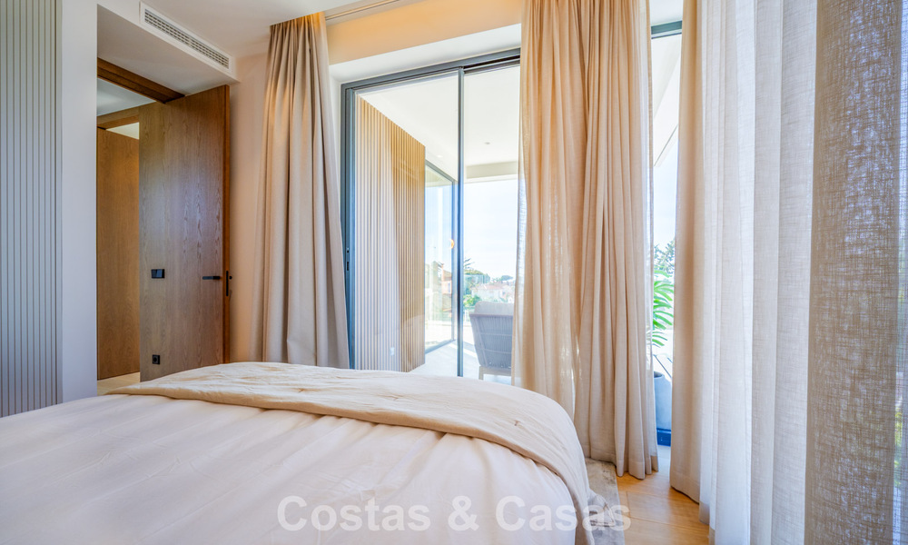 Villa de lujo exclusiva y moderna en venta a pocos pasos de la playa en el Este de Marbella 796890