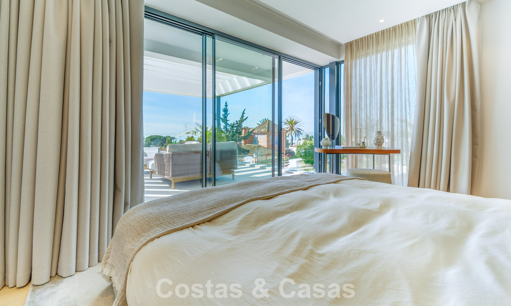 Villa de lujo exclusiva y moderna en venta a pocos pasos de la playa en el Este de Marbella 796893