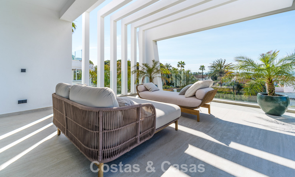 Villa de lujo exclusiva y moderna en venta a pocos pasos de la playa en el Este de Marbella 796895