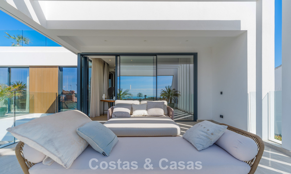 Villa de lujo exclusiva y moderna en venta a pocos pasos de la playa en el Este de Marbella 796897