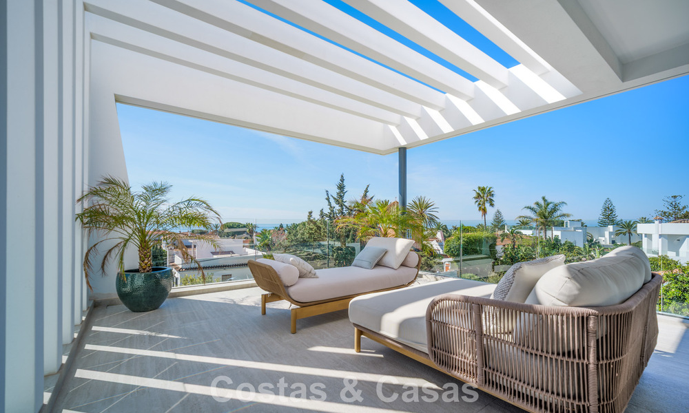 Villa de lujo exclusiva y moderna en venta a pocos pasos de la playa en el Este de Marbella 796898