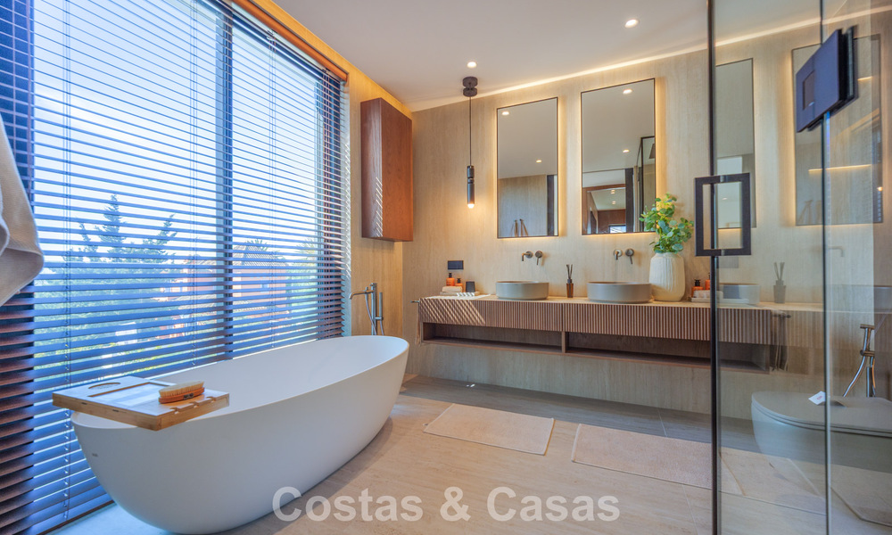 Villa de lujo exclusiva y moderna en venta a pocos pasos de la playa en el Este de Marbella 796899