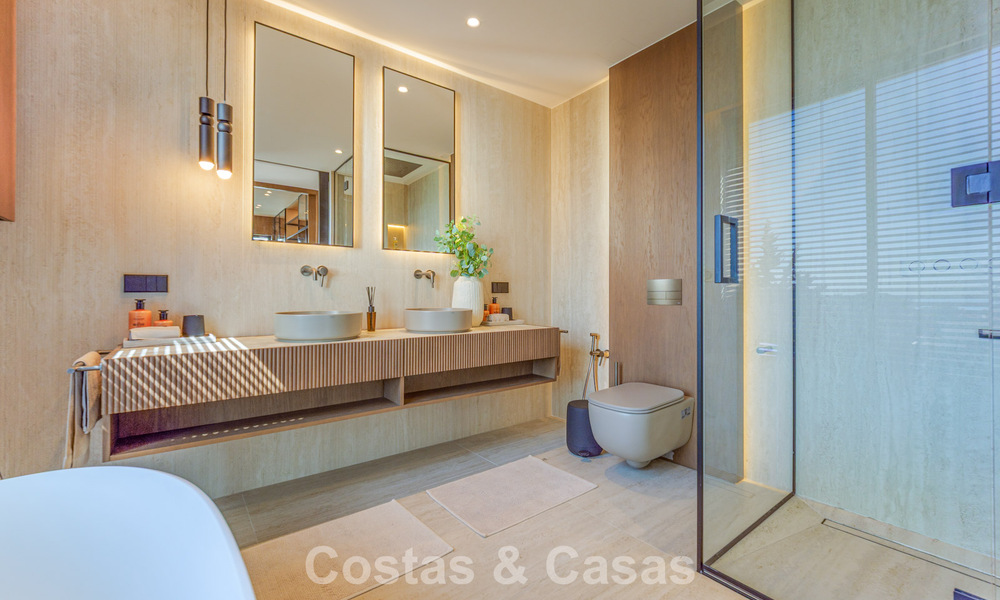 Villa de lujo exclusiva y moderna en venta a pocos pasos de la playa en el Este de Marbella 796900