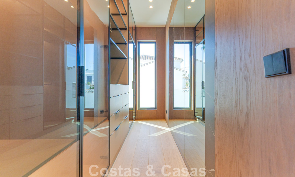 Villa de lujo exclusiva y moderna en venta a pocos pasos de la playa en el Este de Marbella 796901