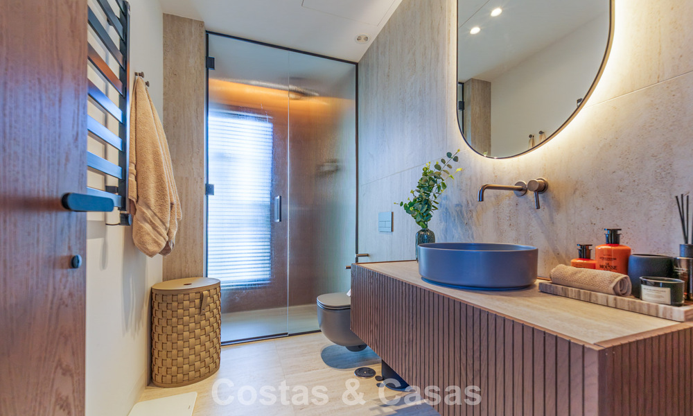 Villa de lujo exclusiva y moderna en venta a pocos pasos de la playa en el Este de Marbella 796902