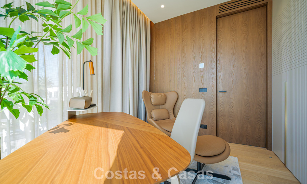 Villa de lujo exclusiva y moderna en venta a pocos pasos de la playa en el Este de Marbella 796904