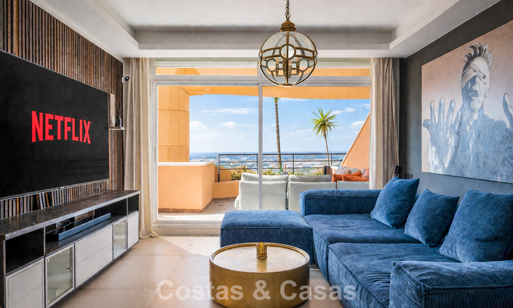Amplio apartamento con vistas panorámicas al golf y al mar en venta en Nueva Andalucía, Marbella 796915