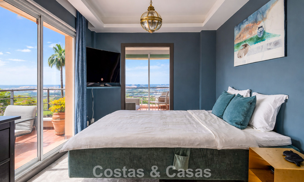 Amplio apartamento con vistas panorámicas al golf y al mar en venta en Nueva Andalucía, Marbella 796916