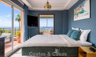 Amplio apartamento con vistas panorámicas al golf y al mar en venta en Nueva Andalucía, Marbella 796916 