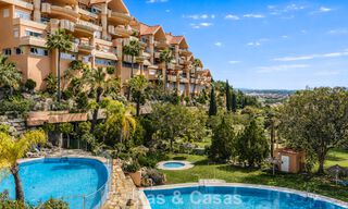 Amplio apartamento con vistas panorámicas al golf y al mar en venta en Nueva Andalucía, Marbella 796918 