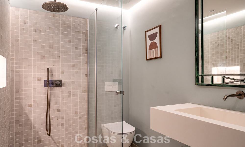 Amplio apartamento con vistas panorámicas al golf y al mar en venta en Nueva Andalucía, Marbella 796919