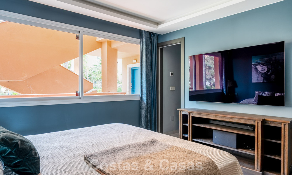 Amplio apartamento con vistas panorámicas al golf y al mar en venta en Nueva Andalucía, Marbella 796920