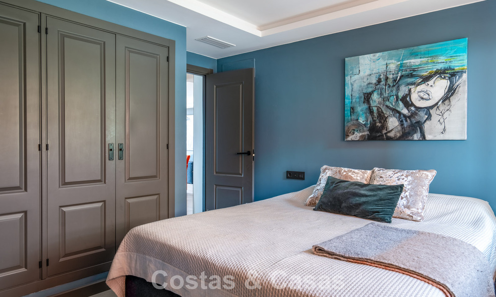 Amplio apartamento con vistas panorámicas al golf y al mar en venta en Nueva Andalucía, Marbella 796921