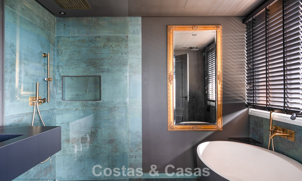 Amplio apartamento con vistas panorámicas al golf y al mar en venta en Nueva Andalucía, Marbella 796923