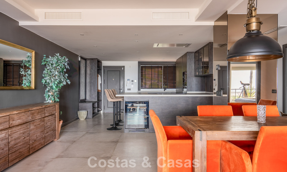 Amplio apartamento con vistas panorámicas al golf y al mar en venta en Nueva Andalucía, Marbella 796924