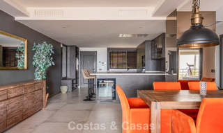 Amplio apartamento con vistas panorámicas al golf y al mar en venta en Nueva Andalucía, Marbella 796924 