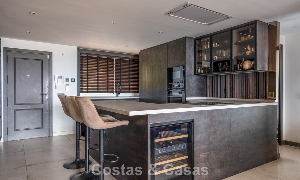 Amplio apartamento con vistas panorámicas al golf y al mar en venta en Nueva Andalucía, Marbella 796925