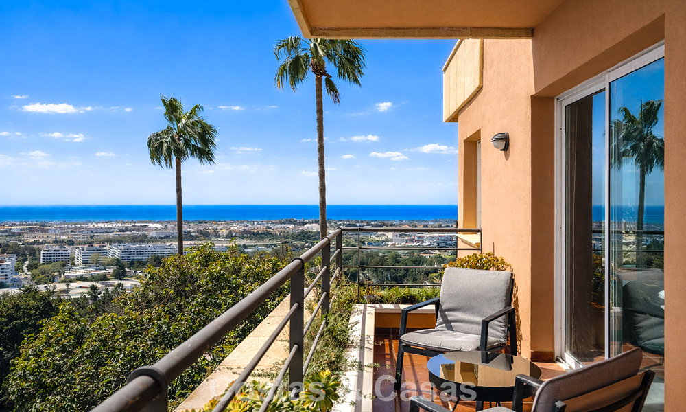 Amplio apartamento con vistas panorámicas al golf y al mar en venta en Nueva Andalucía, Marbella 796926