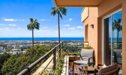 Amplio apartamento con vistas panorámicas al golf y al mar en venta en Nueva Andalucía, Marbella 796926