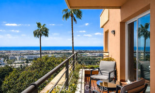 Amplio apartamento con vistas panorámicas al golf y al mar en venta en Nueva Andalucía, Marbella 796926
