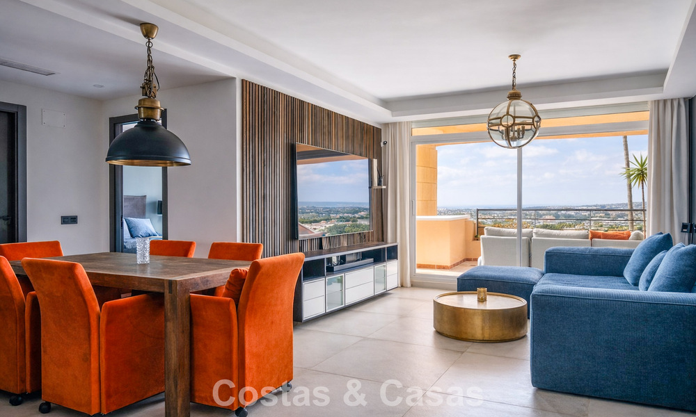 Amplio apartamento con vistas panorámicas al golf y al mar en venta en Nueva Andalucía, Marbella 796928