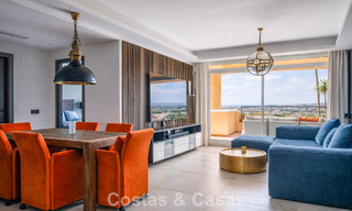 Amplio apartamento con vistas panorámicas al golf y al mar en venta en Nueva Andalucía, Marbella 796928 