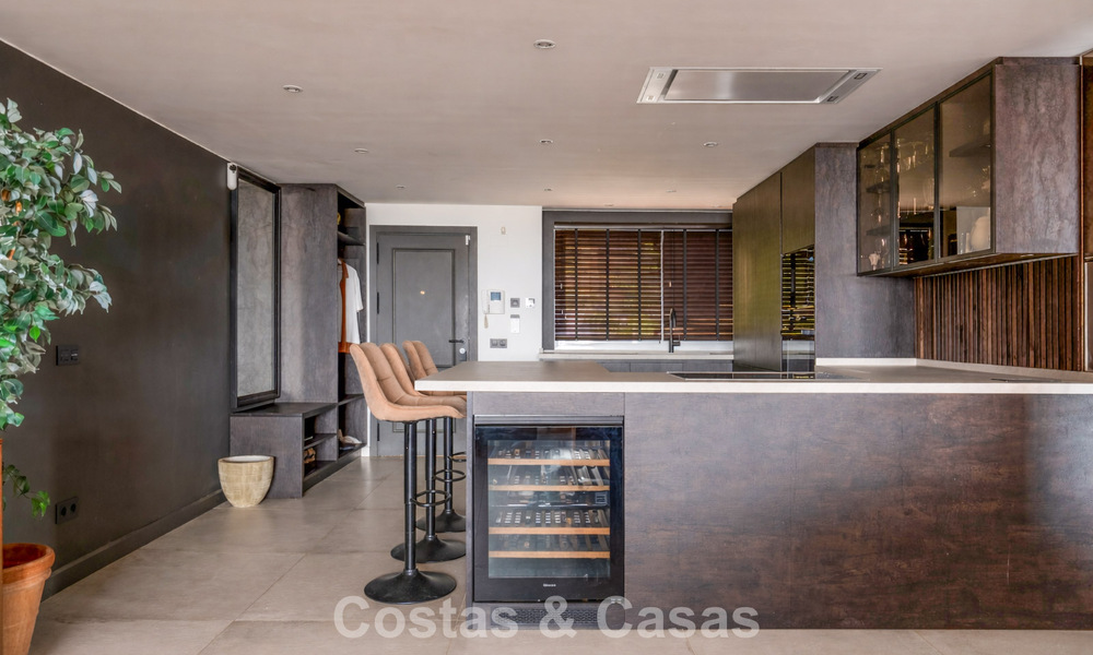 Amplio apartamento con vistas panorámicas al golf y al mar en venta en Nueva Andalucía, Marbella 796929